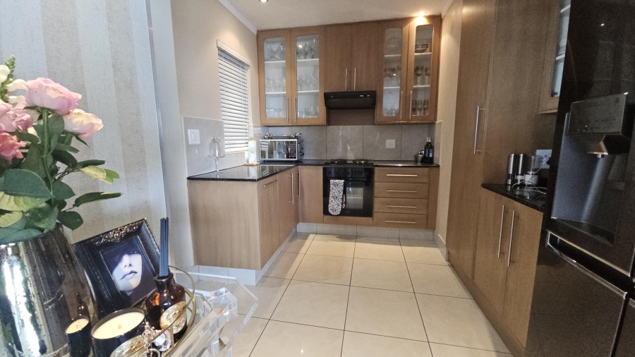 2 Bedroom Property for Sale in Sandhurst Gauteng