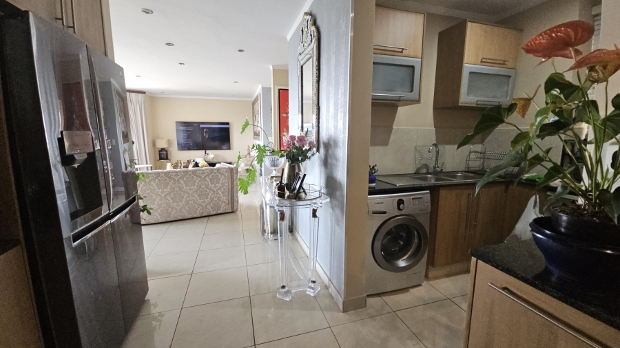 2 Bedroom Property for Sale in Sandhurst Gauteng