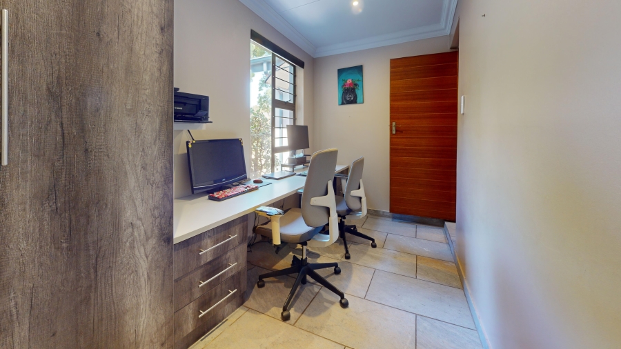 5 Bedroom Property for Sale in Farrarmere Gauteng