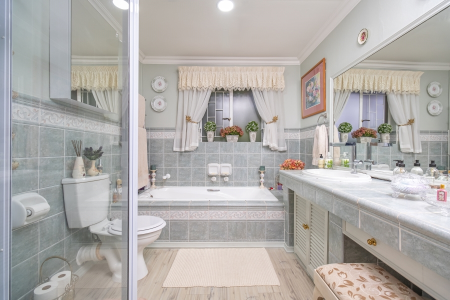 3 Bedroom Property for Sale in Hurlingham Manor Gauteng