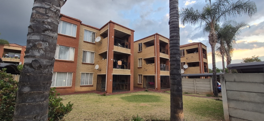2 Bedroom Property for Sale in Die Hoewes Gauteng