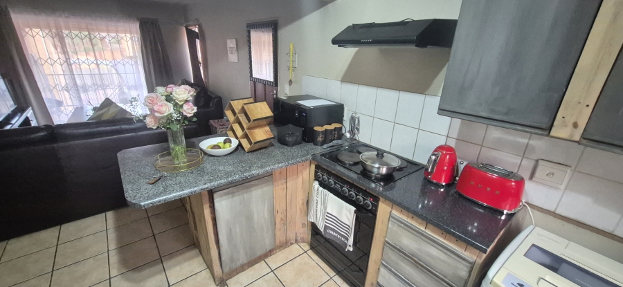 2 Bedroom Property for Sale in Die Hoewes Gauteng