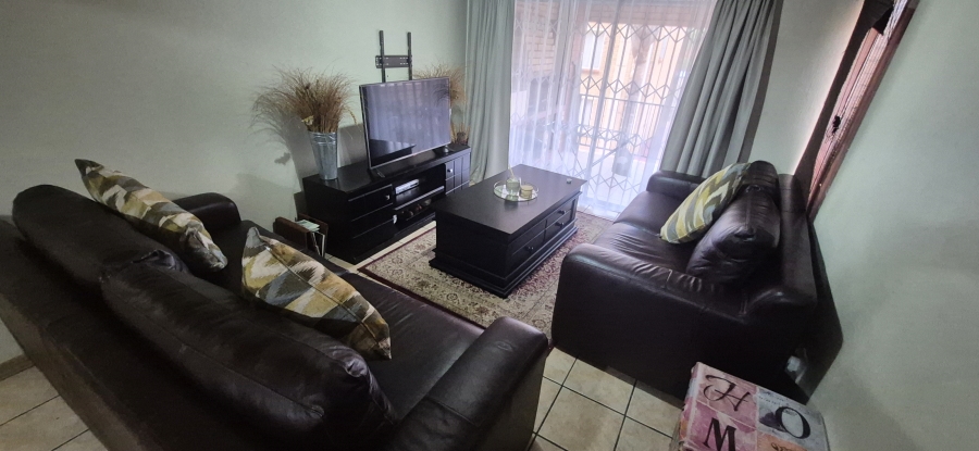 2 Bedroom Property for Sale in Die Hoewes Gauteng