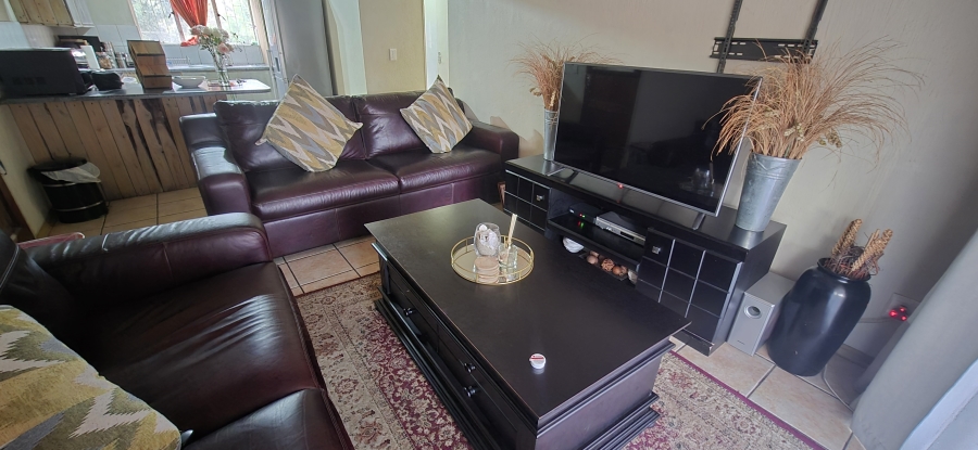 2 Bedroom Property for Sale in Die Hoewes Gauteng