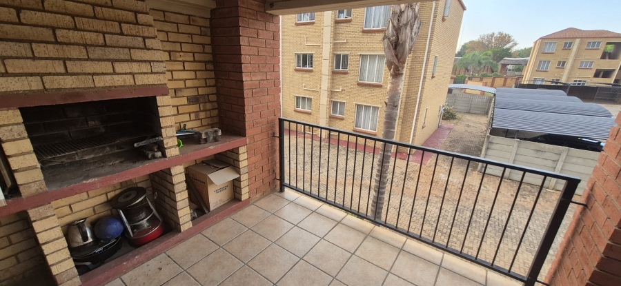 2 Bedroom Property for Sale in Die Hoewes Gauteng
