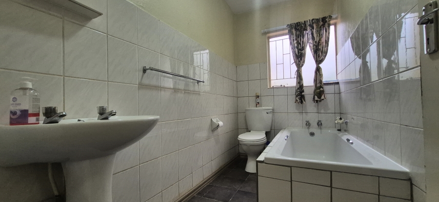 2 Bedroom Property for Sale in Die Hoewes Gauteng