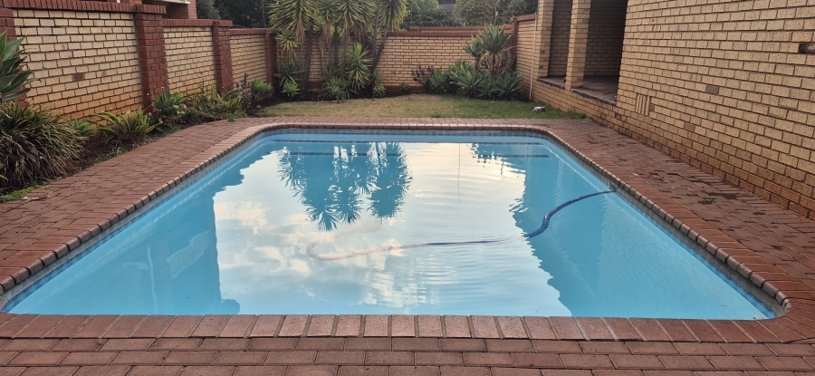 2 Bedroom Property for Sale in Die Hoewes Gauteng