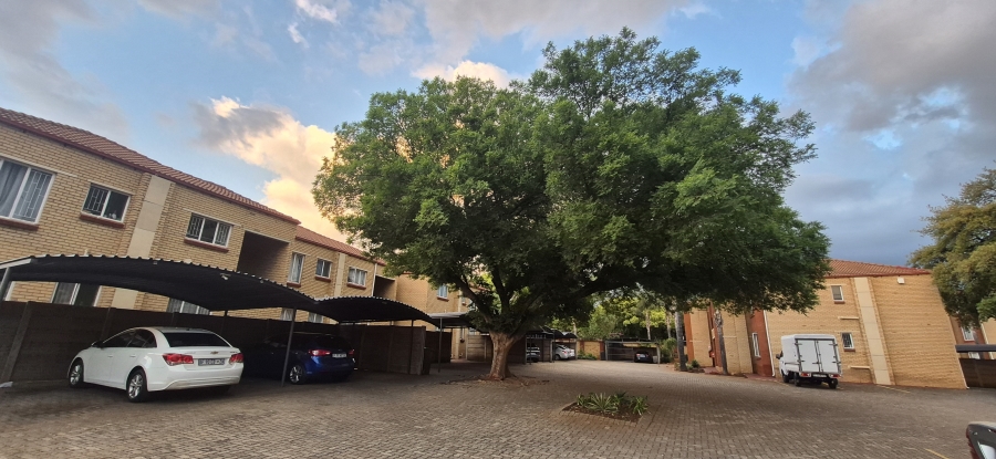 2 Bedroom Property for Sale in Die Hoewes Gauteng