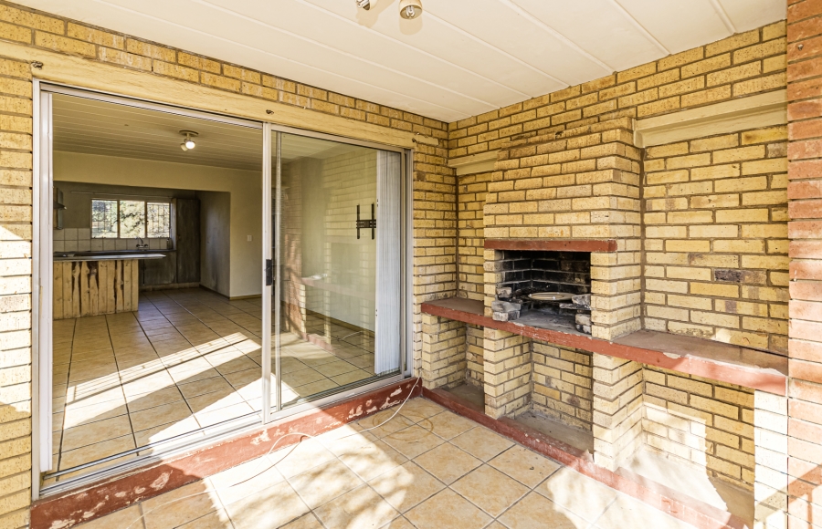 2 Bedroom Property for Sale in Die Hoewes Gauteng