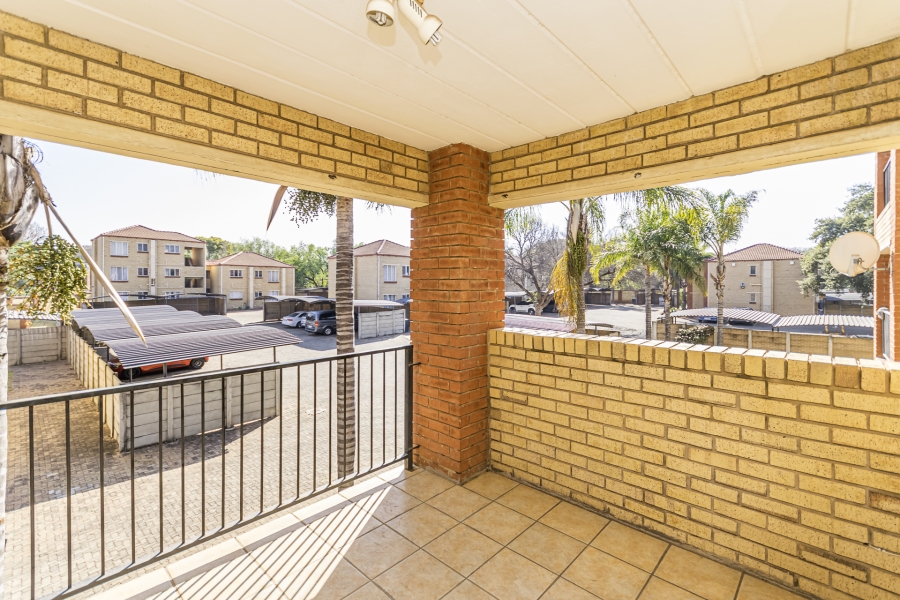 2 Bedroom Property for Sale in Die Hoewes Gauteng