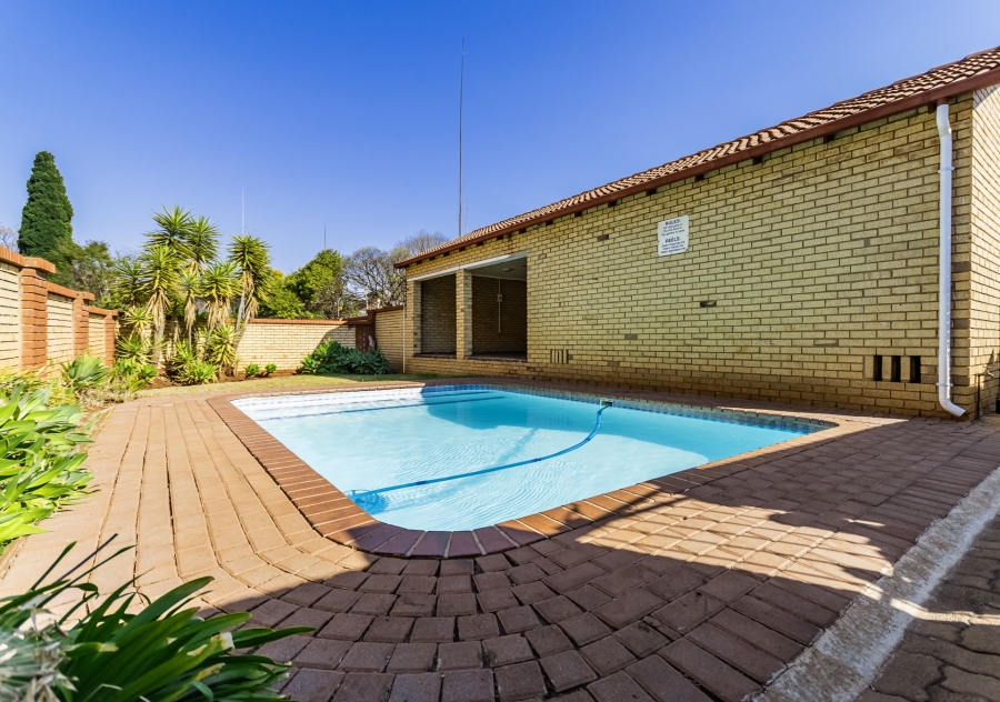 2 Bedroom Property for Sale in Die Hoewes Gauteng