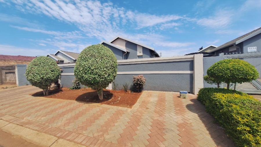 3 Bedroom Property for Sale in Rosslyn Gauteng