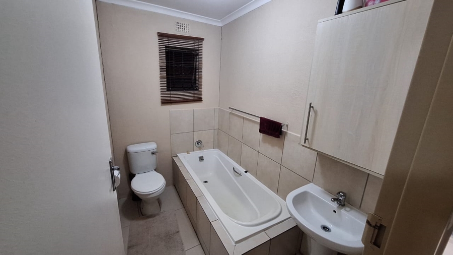 3 Bedroom Property for Sale in Rosslyn Gauteng