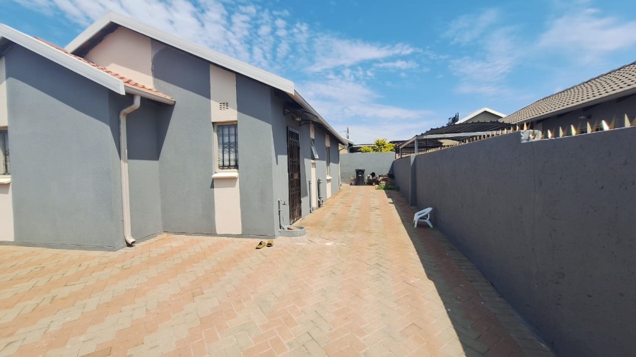 3 Bedroom Property for Sale in Rosslyn Gauteng