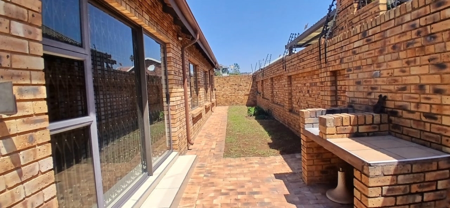 3 Bedroom Property for Sale in New Redruth Gauteng