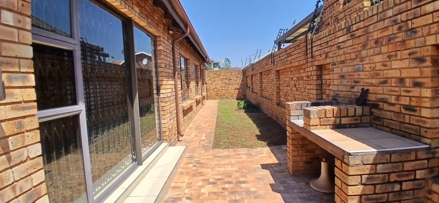 3 Bedroom Property for Sale in New Redruth Gauteng