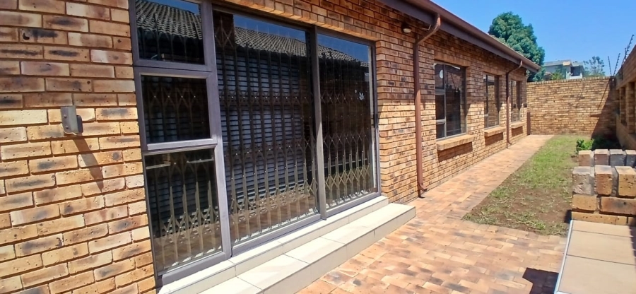 3 Bedroom Property for Sale in New Redruth Gauteng