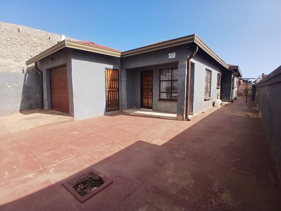 4 Bedroom Property for Sale in Rondebult Gauteng