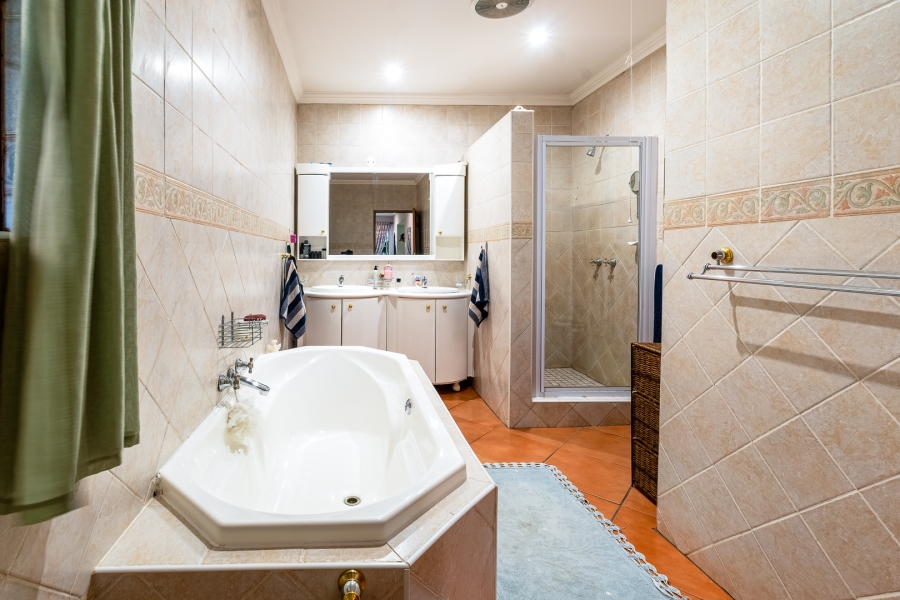 5 Bedroom Property for Sale in Brummeria Gauteng