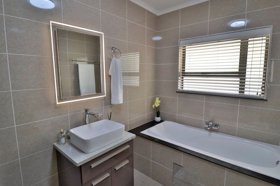 To Let 3 Bedroom Property for Rent in Broadacres Gauteng