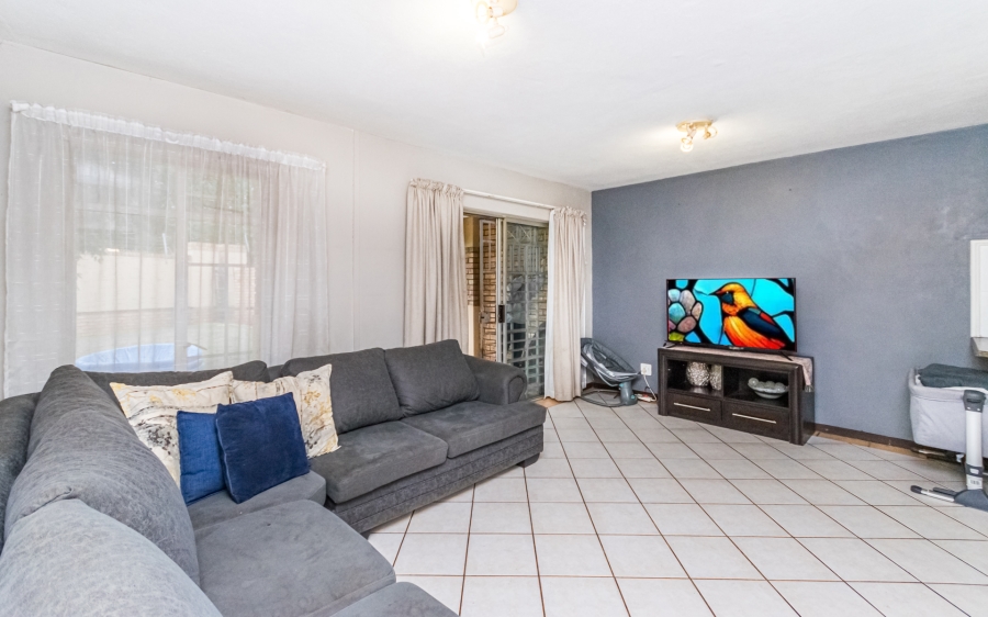 2 Bedroom Property for Sale in Die Hoewes Gauteng