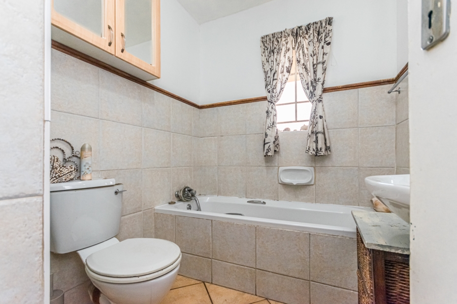 2 Bedroom Property for Sale in Die Hoewes Gauteng