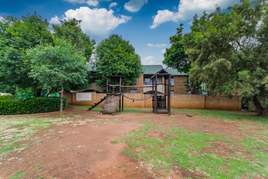 2 Bedroom Property for Sale in Die Hoewes Gauteng