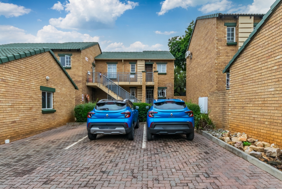 2 Bedroom Property for Sale in Die Hoewes Gauteng