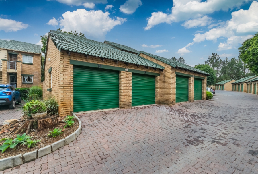 2 Bedroom Property for Sale in Die Hoewes Gauteng