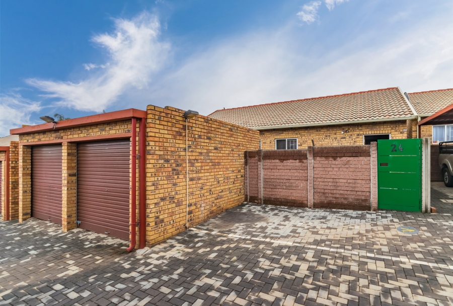 3 Bedroom Property for Sale in Die Hoewes Gauteng