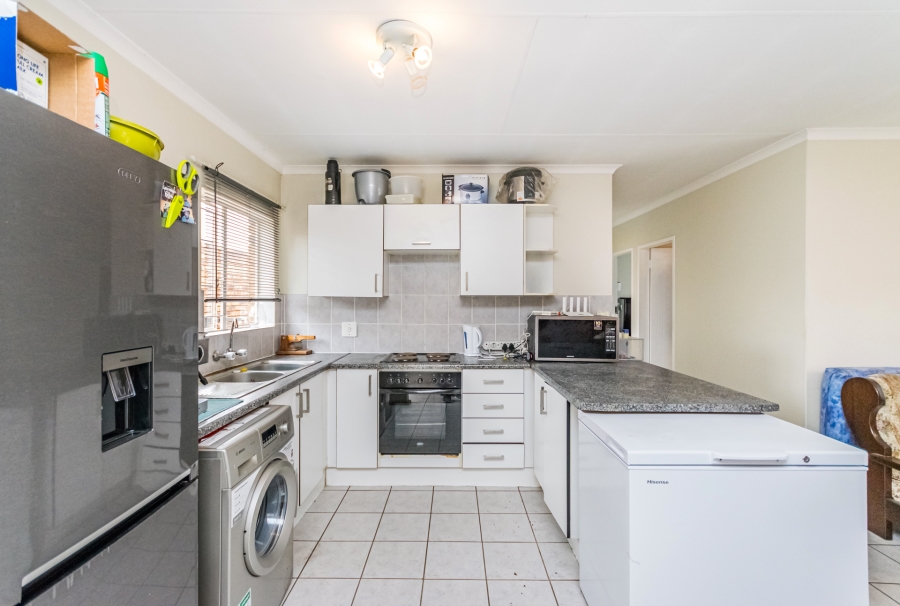 3 Bedroom Property for Sale in Die Hoewes Gauteng