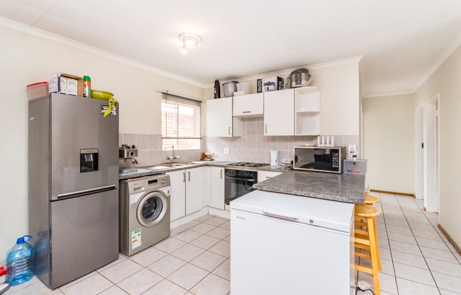 3 Bedroom Property for Sale in Die Hoewes Gauteng