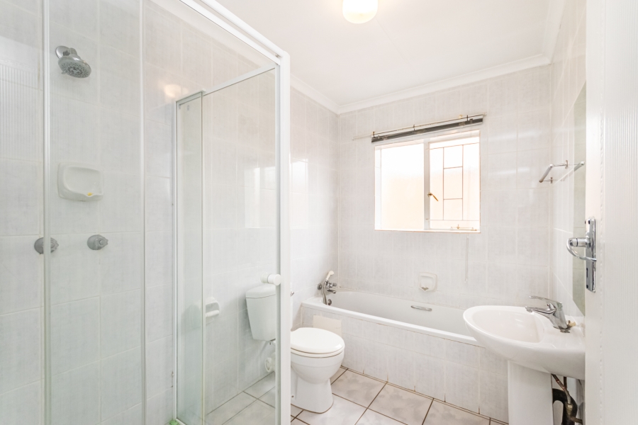 3 Bedroom Property for Sale in Die Hoewes Gauteng