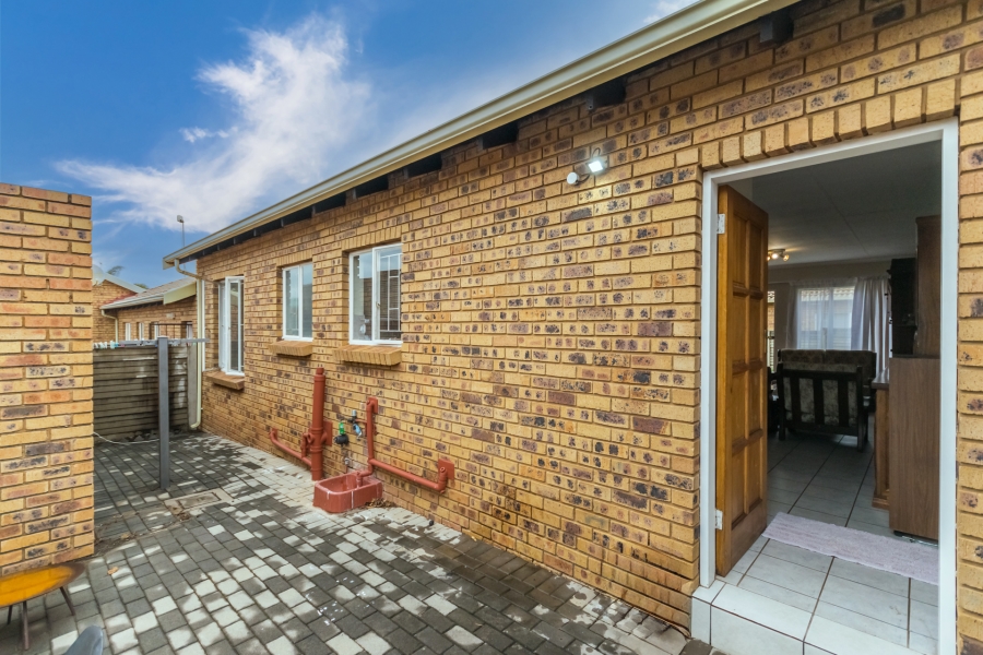 3 Bedroom Property for Sale in Die Hoewes Gauteng