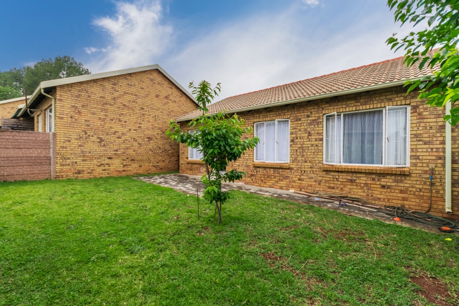 3 Bedroom Property for Sale in Die Hoewes Gauteng