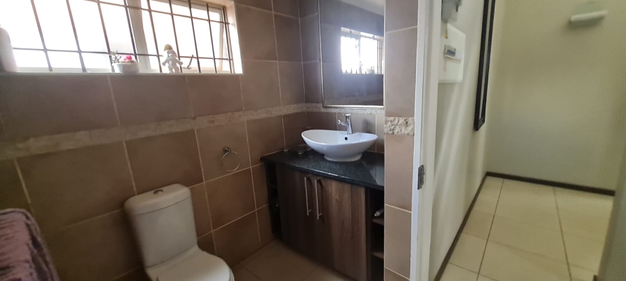 2 Bedroom Property for Sale in Edenvale Central Gauteng