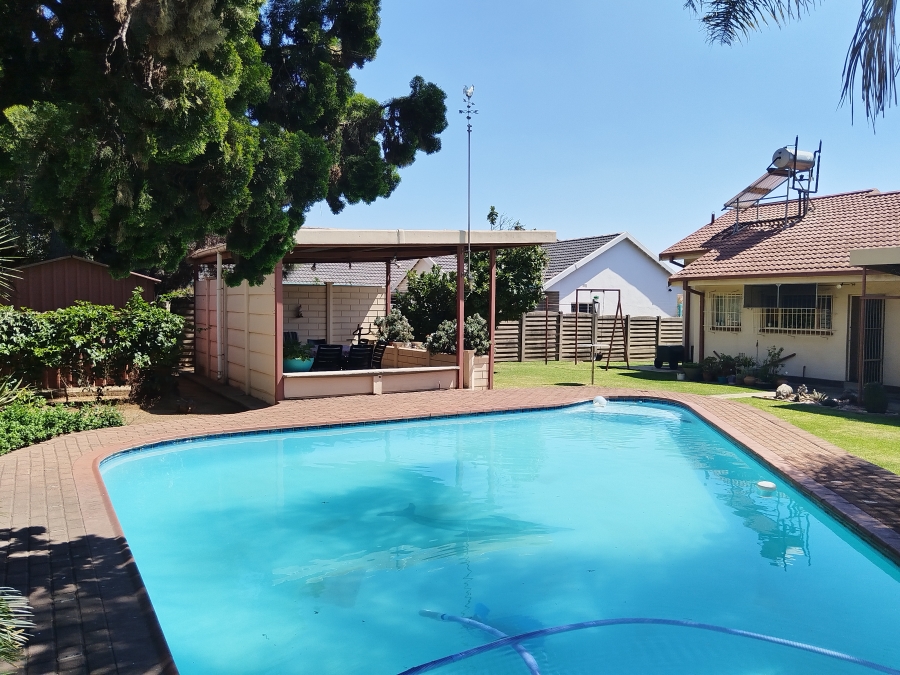 4 Bedroom Property for Sale in Vanderbijlpark SE 7 Gauteng
