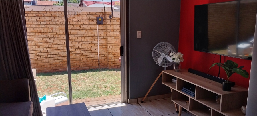 To Let 2 Bedroom Property for Rent in Witpoortjie Gauteng
