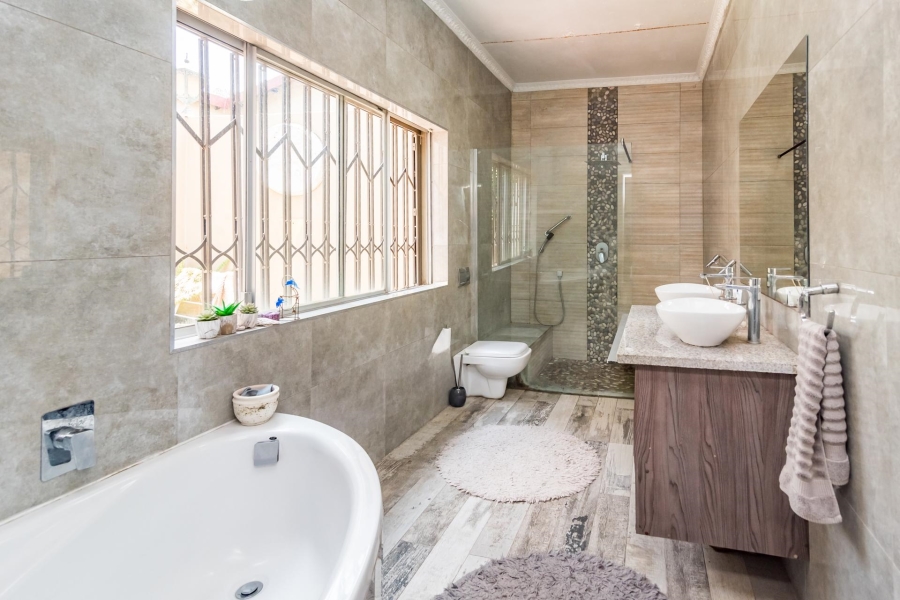 5 Bedroom Property for Sale in Weltevreden Park Gauteng