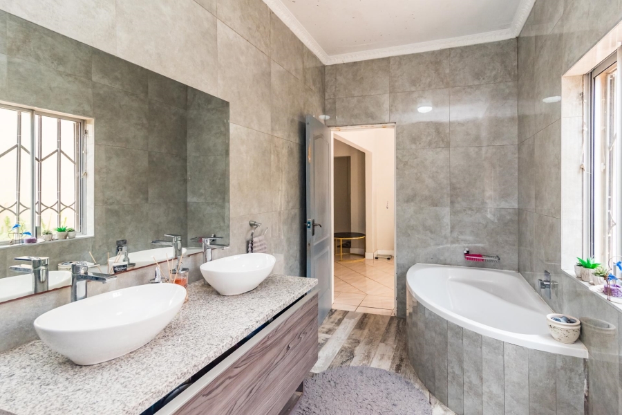 5 Bedroom Property for Sale in Weltevreden Park Gauteng