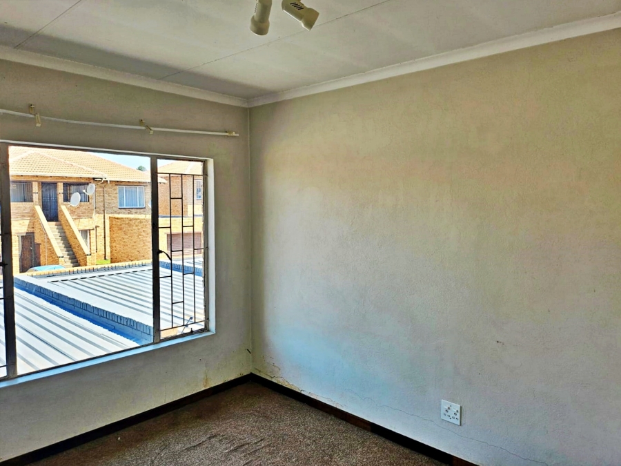 2 Bedroom Property for Sale in Glen Marais Gauteng