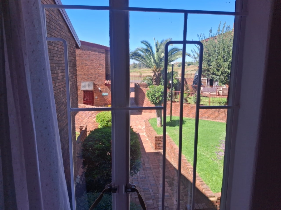To Let 3 Bedroom Property for Rent in Linmeyer Gauteng