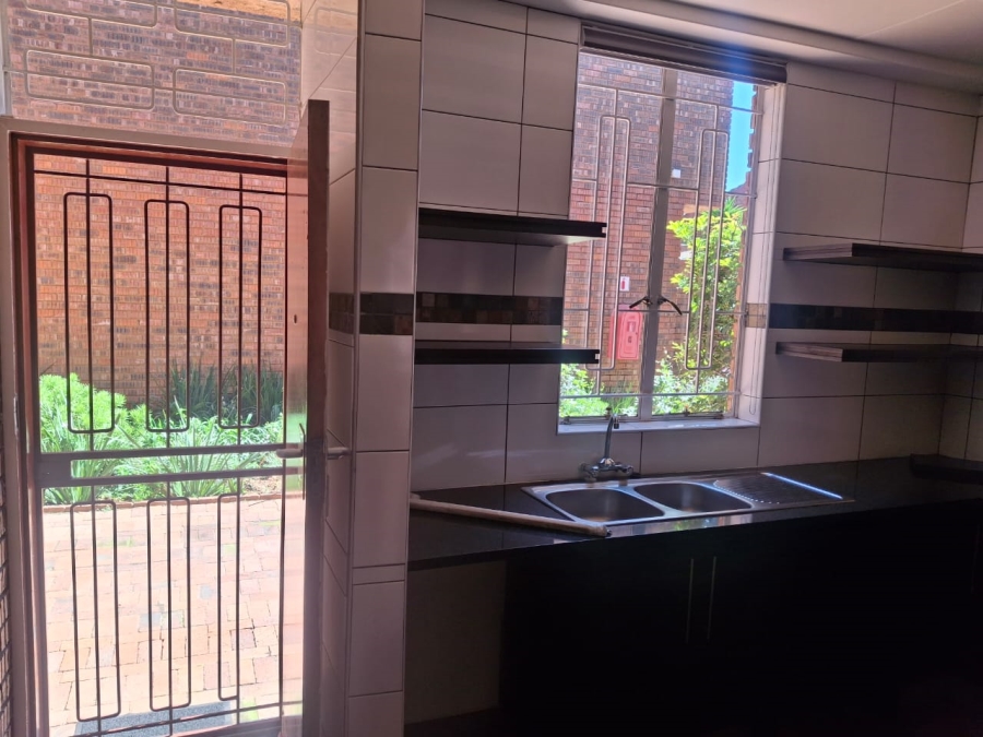 To Let 3 Bedroom Property for Rent in Linmeyer Gauteng