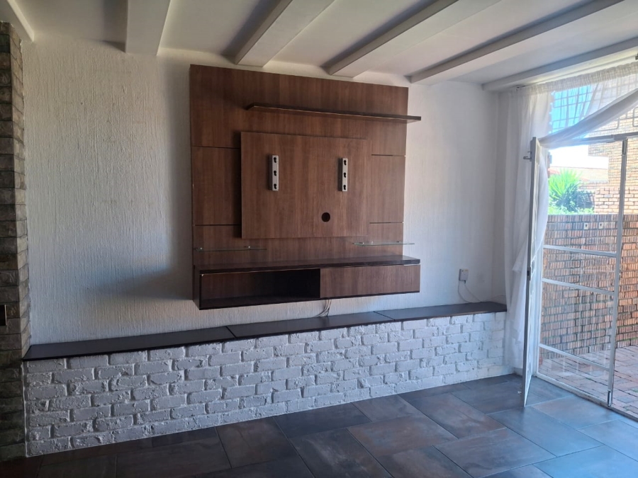 To Let 3 Bedroom Property for Rent in Linmeyer Gauteng