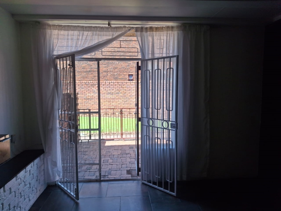 To Let 3 Bedroom Property for Rent in Linmeyer Gauteng