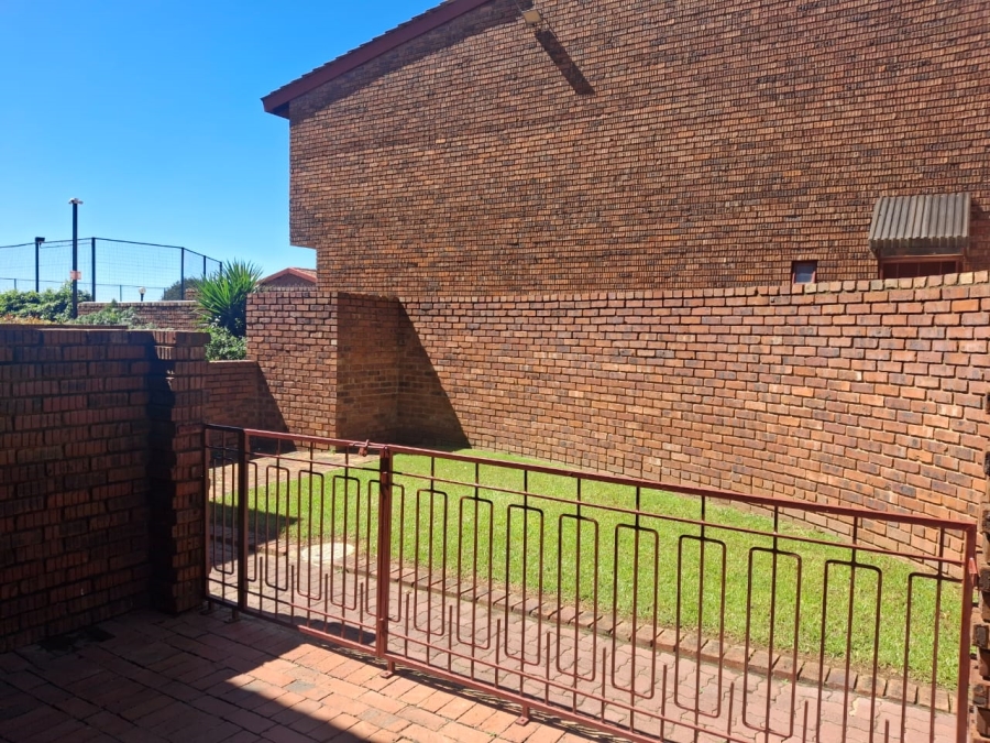 To Let 3 Bedroom Property for Rent in Linmeyer Gauteng