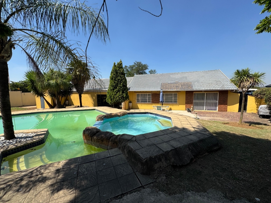 4 Bedroom Property for Sale in Mulbarton Gauteng
