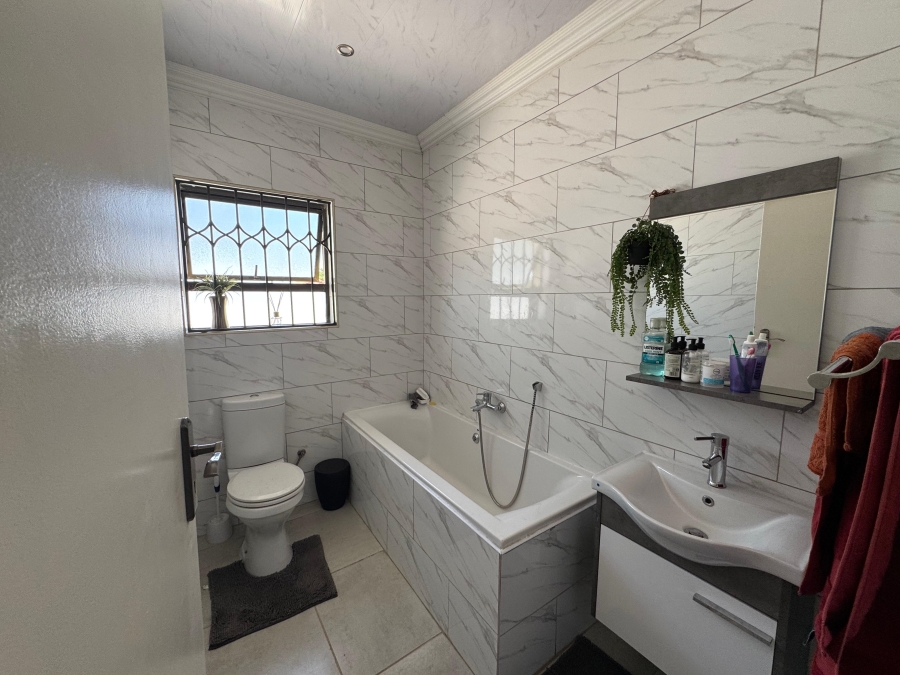 4 Bedroom Property for Sale in Mulbarton Gauteng