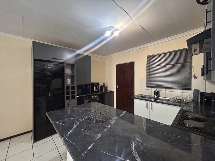 To Let 2 Bedroom Property for Rent in North Riding Gauteng