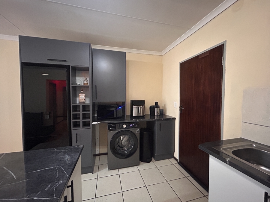 To Let 2 Bedroom Property for Rent in North Riding Gauteng